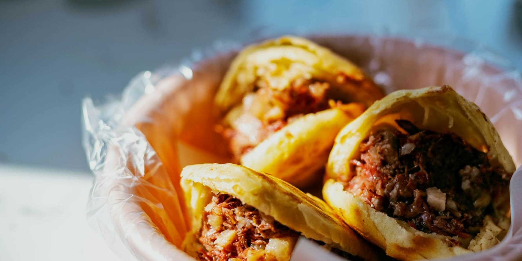 Empanadas recién hechas, servidas y humeantes